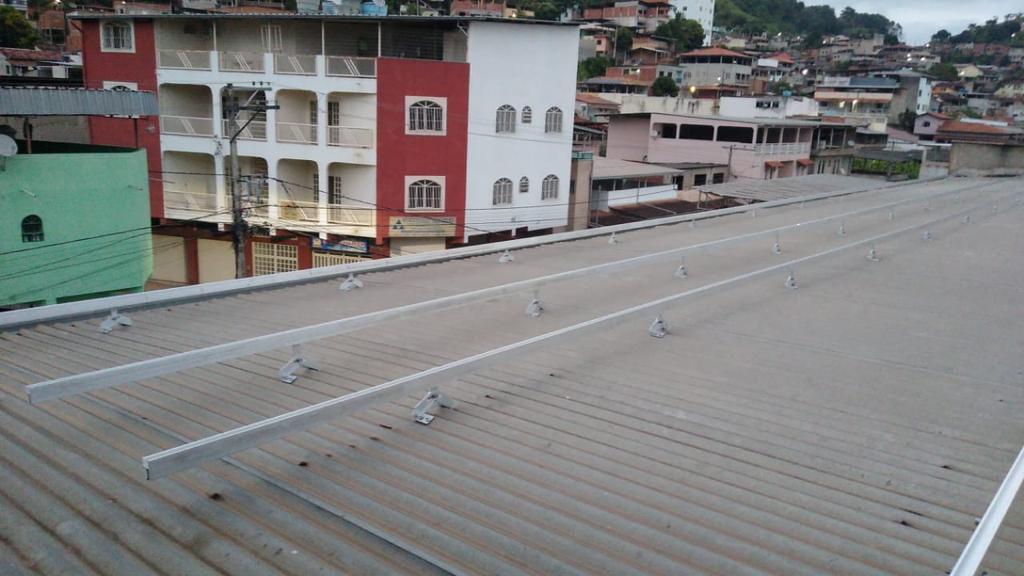Sistema fotovoltaico fixado com estruturas 2P em telhado metálico